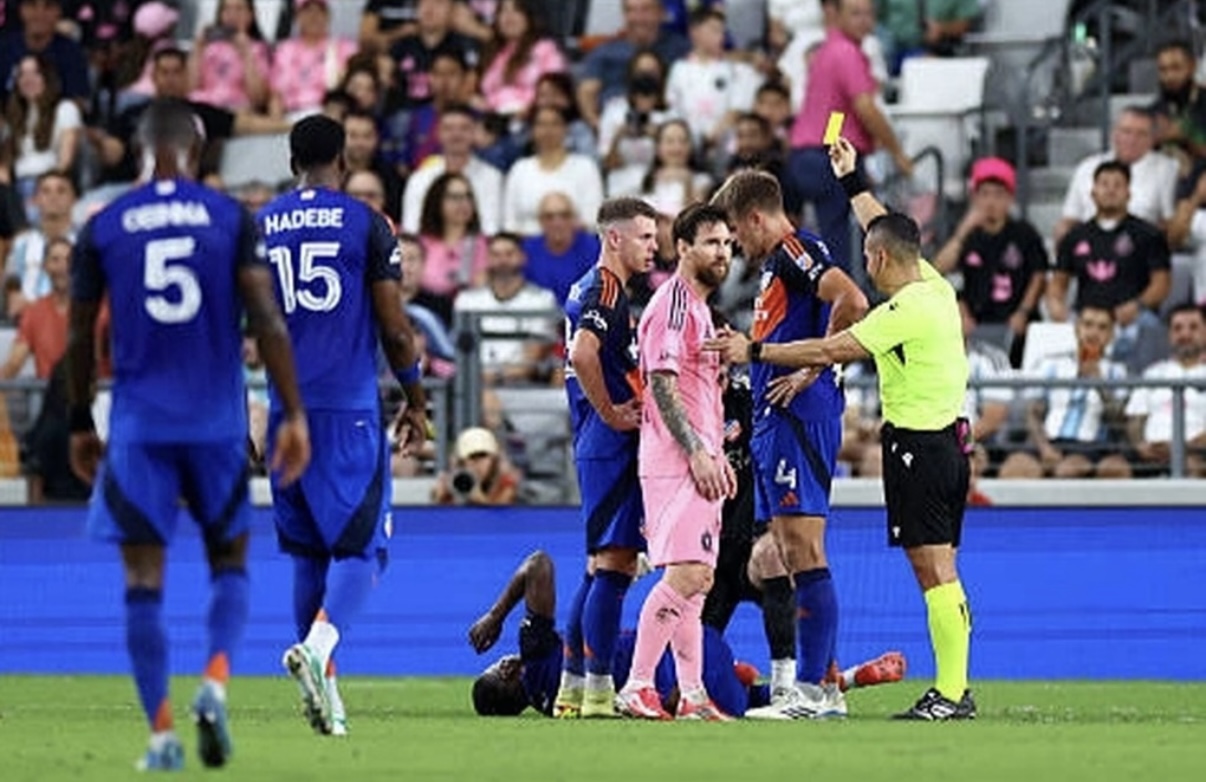 Messi tịt ngòi lại ăn thẻ vàng, Miami tranh vô địch báo động đỏ! 